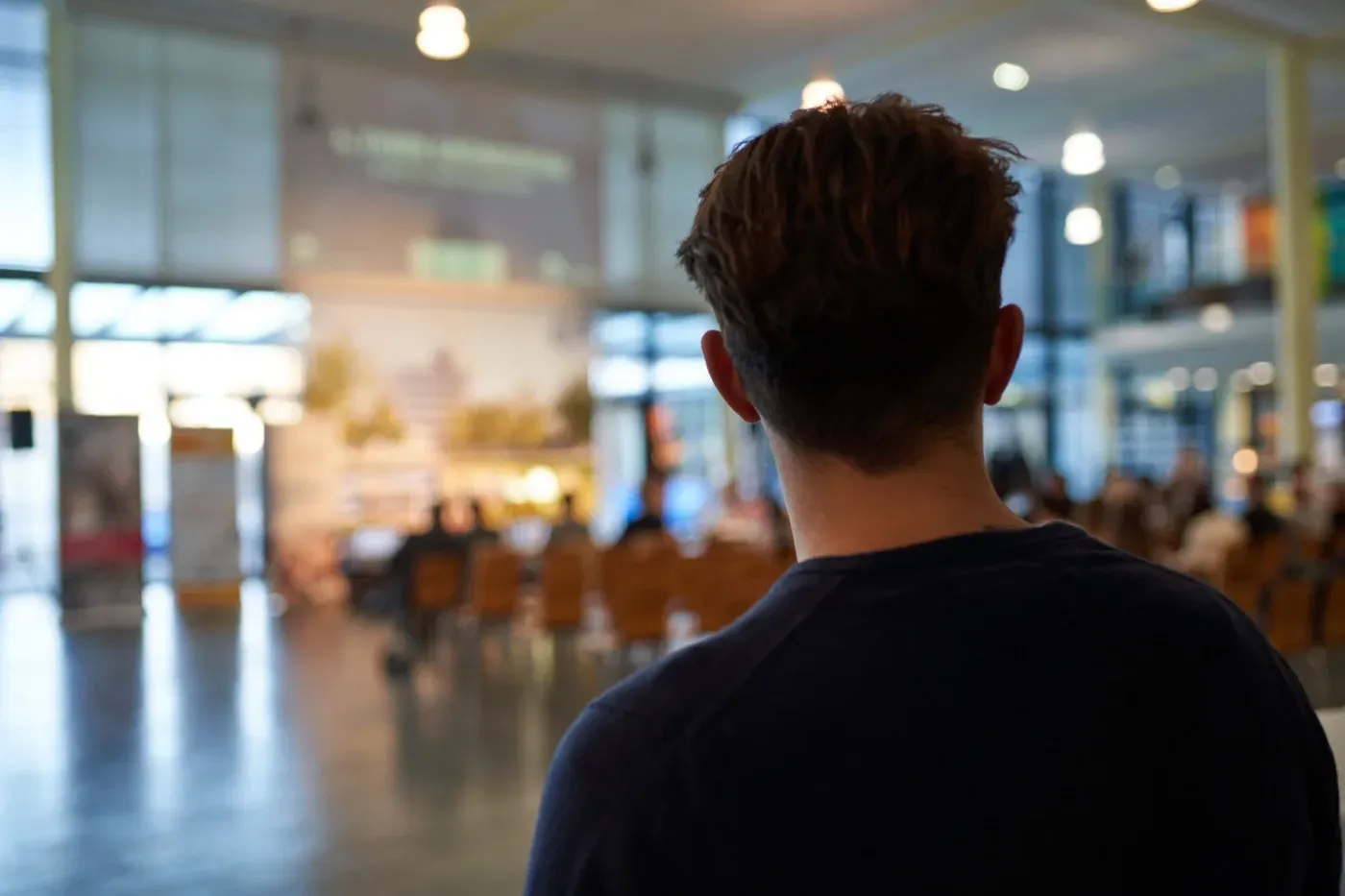Blick aus dem Publikum in den Vortragssaal