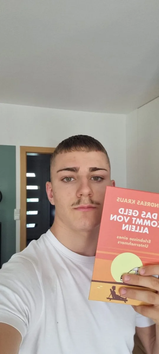 Leser:in mit dem Buch
