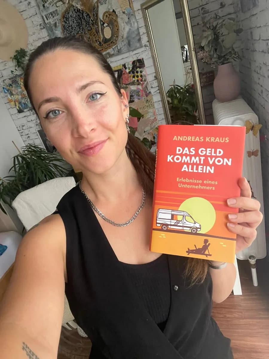Leser:in mit dem Buch